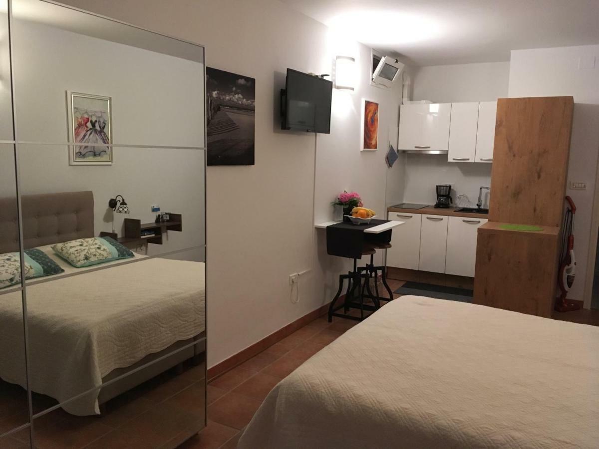 Goga Apartments Pola Esterno foto